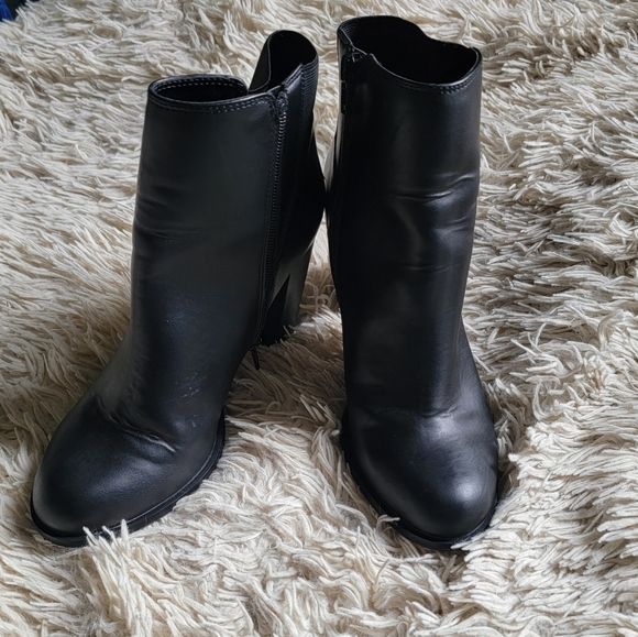 Le Chateau ankle booties - Picture 2 of 8